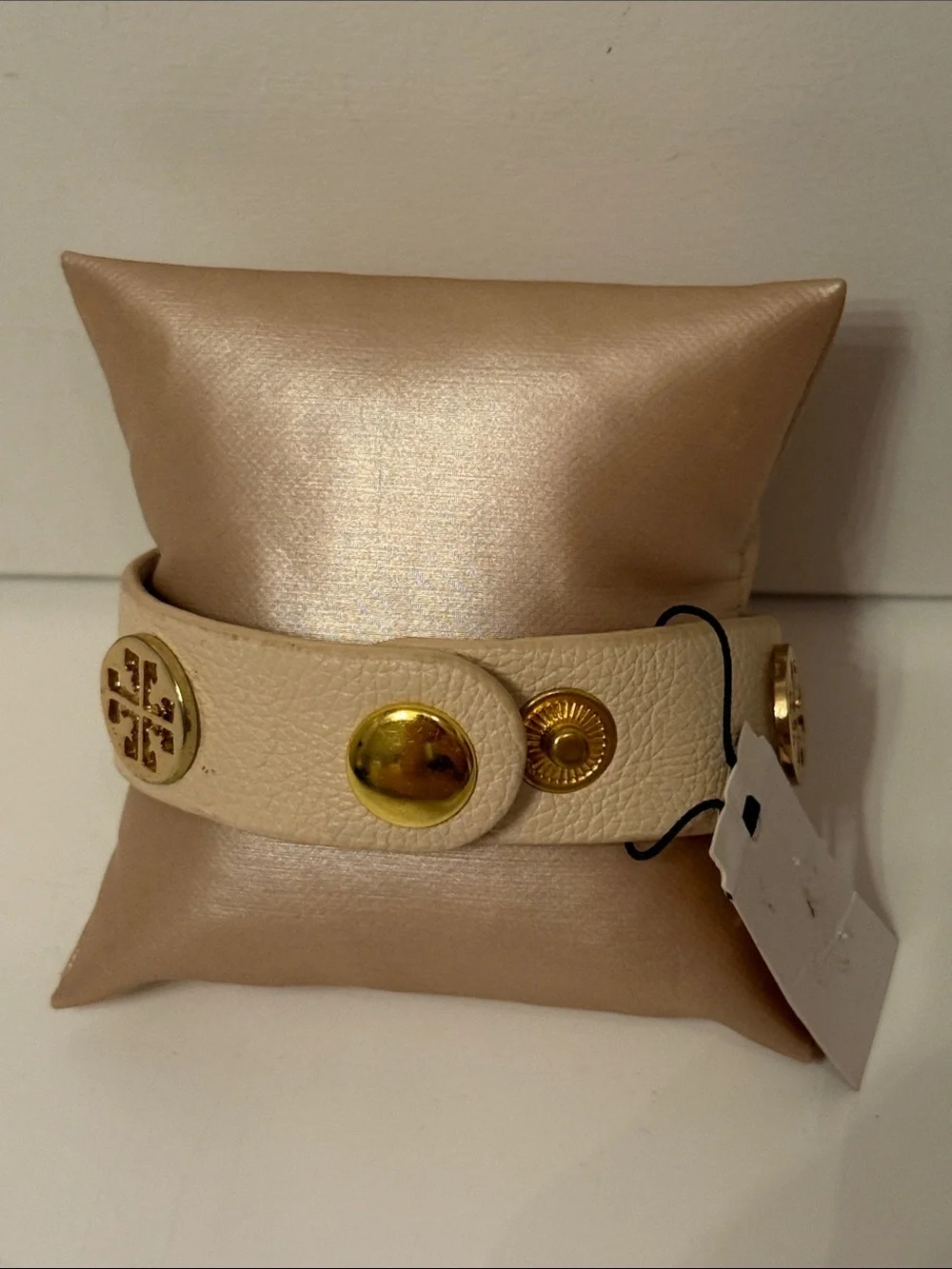 NEW BRACELET CREAM LEATHER GOLD TONE T MEDALLIONS SNAP CLOSE 7.5”-8”